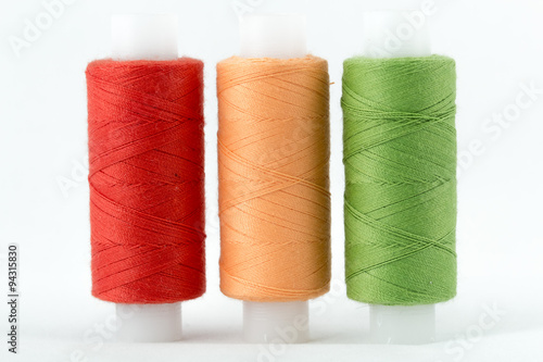 Цветные швейные нитки на катушке