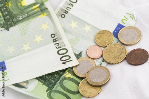 Billetes y monedas apilados de euro