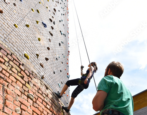 Klettersport - junges Paar klettert an einer Felswand