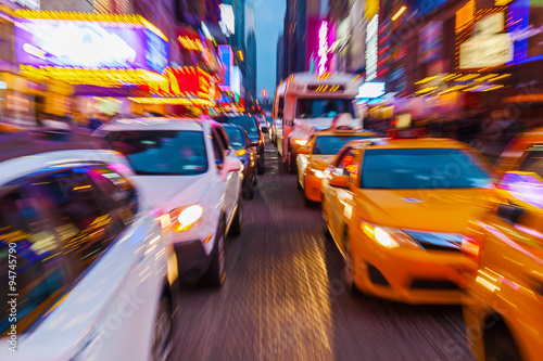 Zdjęcie z kreatywnym efektem powiększenia z ruchu na nocnym Manhattanie w Nowym Jorku