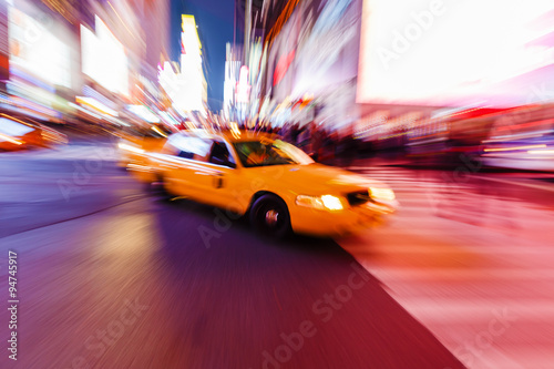 gelbes Taxi in Manhattan, NYC, mit kreativem Zoomeffekt