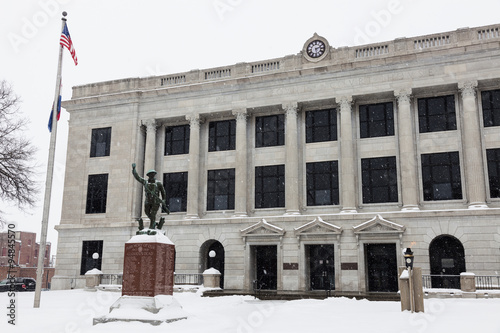 Snowing by Pettis County Courthouse in Sedalia