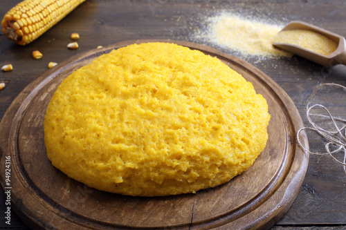  polenta su tavolo di legno rustico