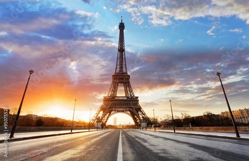 Wschód słońca w Paryżu, z Wieżą Eiffla
