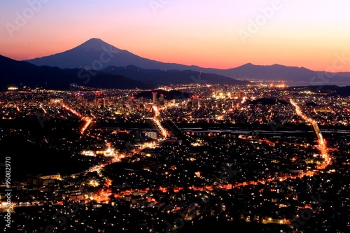 静岡市の夜景と富士山