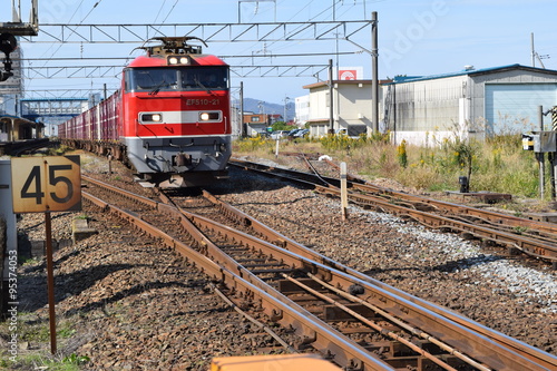 貨物列車／山形県の庄内地方で、輸送中の貨物列車を撮影した写真です。