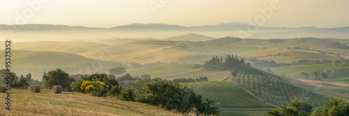 letni krajobraz Toskanii we Włoszech.