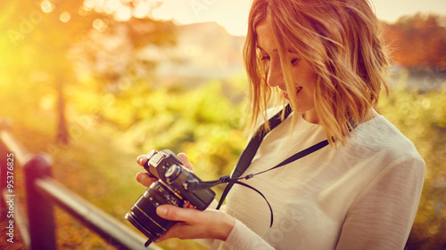 Ragazza bionda con mirrorless fotografa