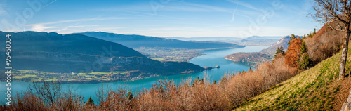 Vue panoramique sur le lac d'Annecy depuis le col de la Forclaz