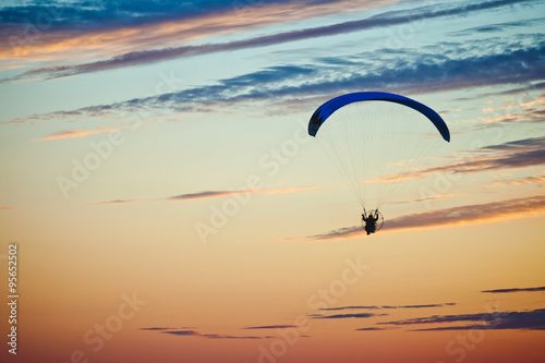 парашютист в небе на закате