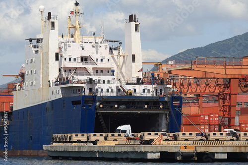 Nave da carico roro nel porto Genova