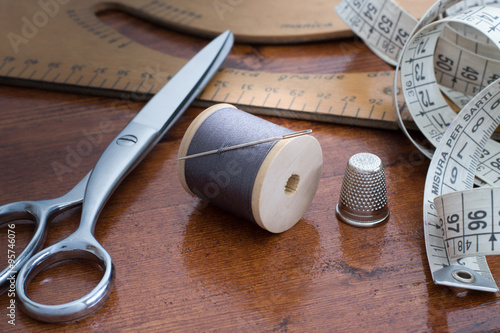 Sewing accessories on a wooden table - Strumenti per sartoria su tavolo in legno