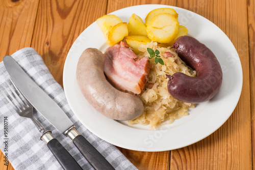 Schlachtplatte mit Sauerkraut, Blutwurst und Leberwurst