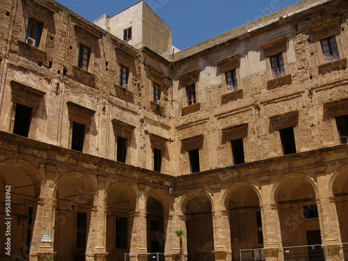 Sicile, cour de la mairie de sciacca