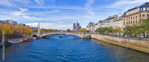 Paris, la seine et Notre-Dame vu du pont de Sully 