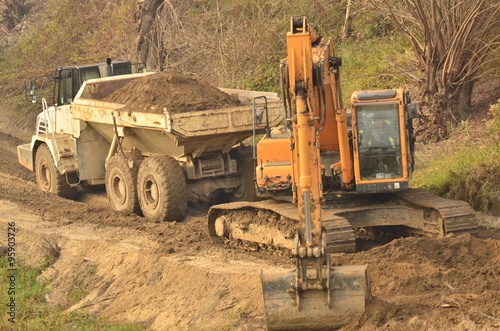 Koparka i truck (Digger and big truck)