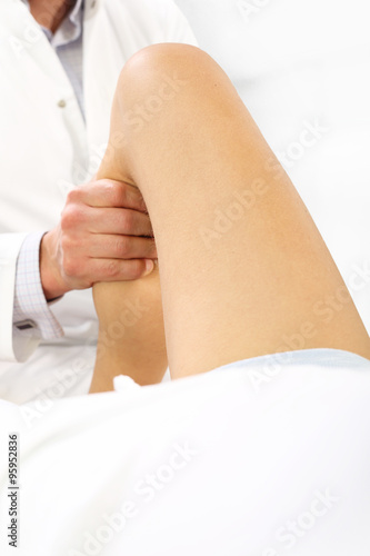 Fizjoterapia, masaż nogi. Lekarz ortopeda, rehabilitant bada nogę pacjenta
