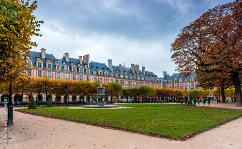 Magnifique place des Vosges, Paris