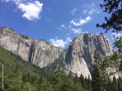 Steil aufragende Berge im Yosemite National Park