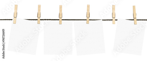  papier bristol et pinces bois sur corde à linge, fond blanc
