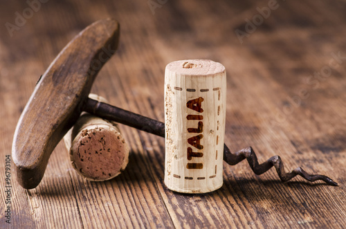 turacciolo di vino con scritta italia e cavatappi vintage