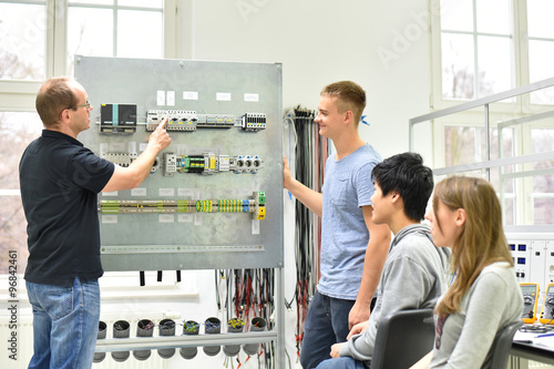 Jugendliche und Lehrer in der Berufsausbildung für Elektrotechnik // Vocational Training Electrical Engineering
