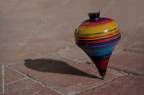 Trompo: Famoso juguete de nuestra infancia, el trompo de colores hecho en Teocaltiche, México