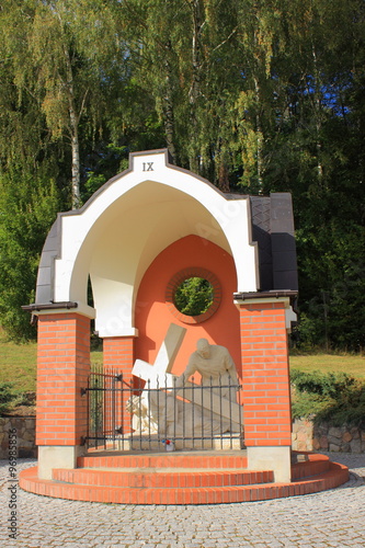 Stacja drogi krzyżowej w Gietrzwałdzie (Polska, ziemia warmińska) - w miejscu objawień Matki Boskiej, licznie odwiedzanym przez pielgrzymów z Polski i całego świata.