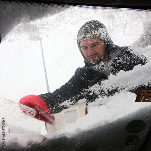 Schnee auf der Fensterscheibe