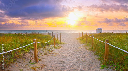 Ścieżka na piasku iść ocean w Miami Beach Floryda przy wschodem słońca lub zmierzchem, piękny natura krajobraz, retro instagram filtr dla roczników spojrzeń
