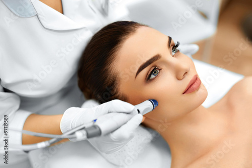 Face Skin Care. Close-up Of Woman Getting Facial Hydro Microdermabrasion Peeling Treatment At Cosmetic Beauty Spa Clinic. Hydra Vacuum Cleaner. Exfoliation, Rejuvenation And Hydratation. Cosmetology. 
