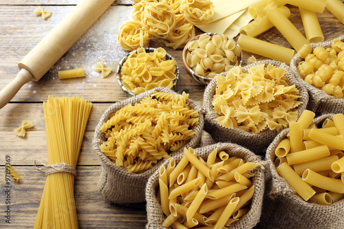 vista dall'alto pasta italiana grezza sfondo legno rustico