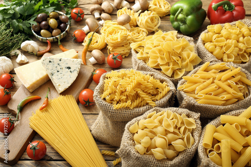 pasta italiana grezza con verdure su tavolo di legno rustico