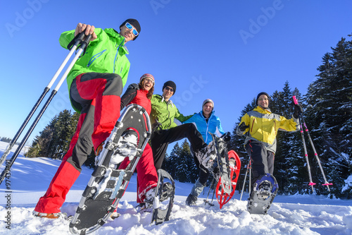 gutgelaunte Wandergruppe mit Schneeschuhen 