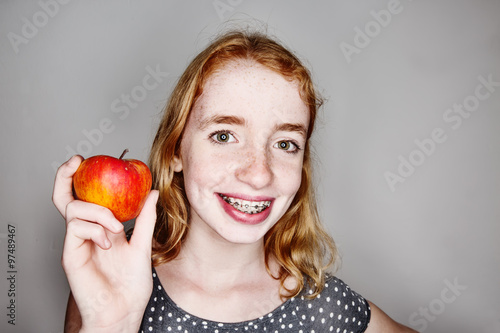 Mädchen mit einem Apfel