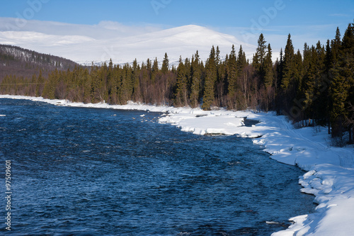 Fluss im Winter in Schweden