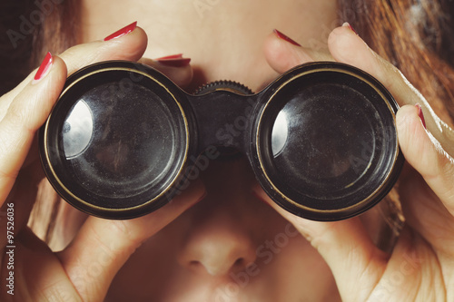 femme regardant avec lunettes d'approche rétro