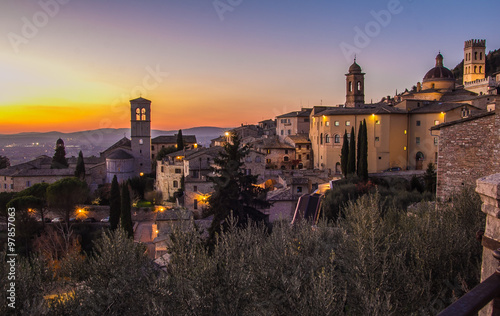 Foto panoramica della città di Assisi al tramonto