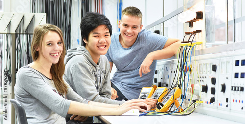 Berufsschüler/ Studenten in der Fachausbildung Elektronik