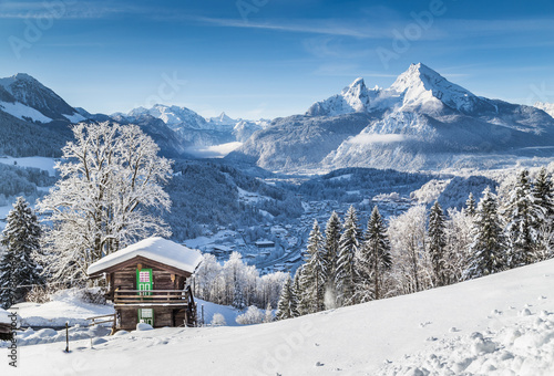 Zimowa kraina czarów w Alpach z schroniskiem górskim
