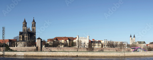 Panorama der Stadt Magdeburg am Ufer der Elbe