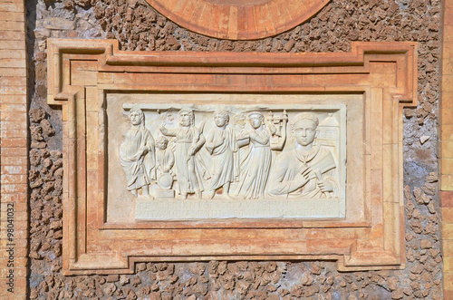 bassorilievo in marmo di epoca rinascimentale a villa pamphili in roma,italia