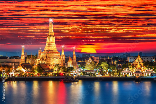 Wat Arun wgląd nocy Świątynia w Bangkoku w Tajlandii ..