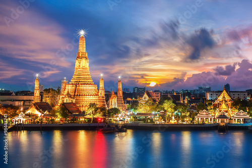 Wat Arun wgląd nocy Świątynia w Bangkoku w Tajlandii ..