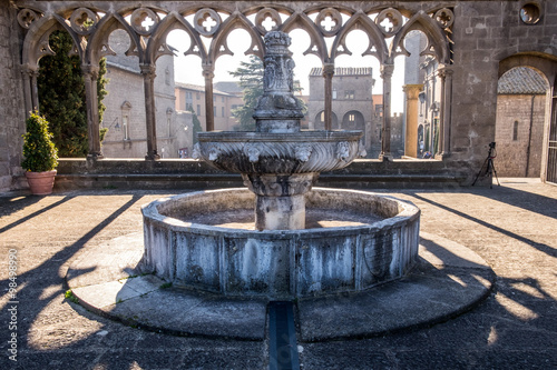 Balconata del Palazzo dei Papi di Viterbo con fontana quattrocentesca al centro della loggia 