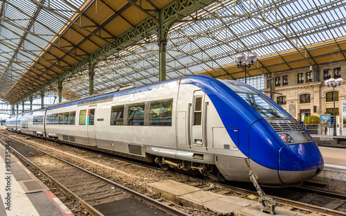 Regionalny pociąg ekspresowy na stacji Tours - Francja