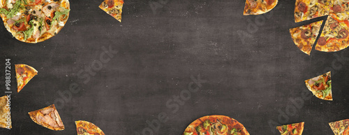 Pizza auf Schiefertafel - Hintergrund / Banner