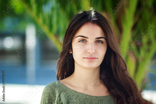 Chica morena con ojos verdes plano medio corto