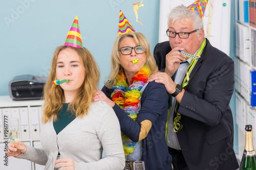 team feiert karneval im büro