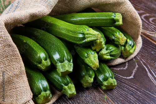 sacco di tela pieno di zucchine 